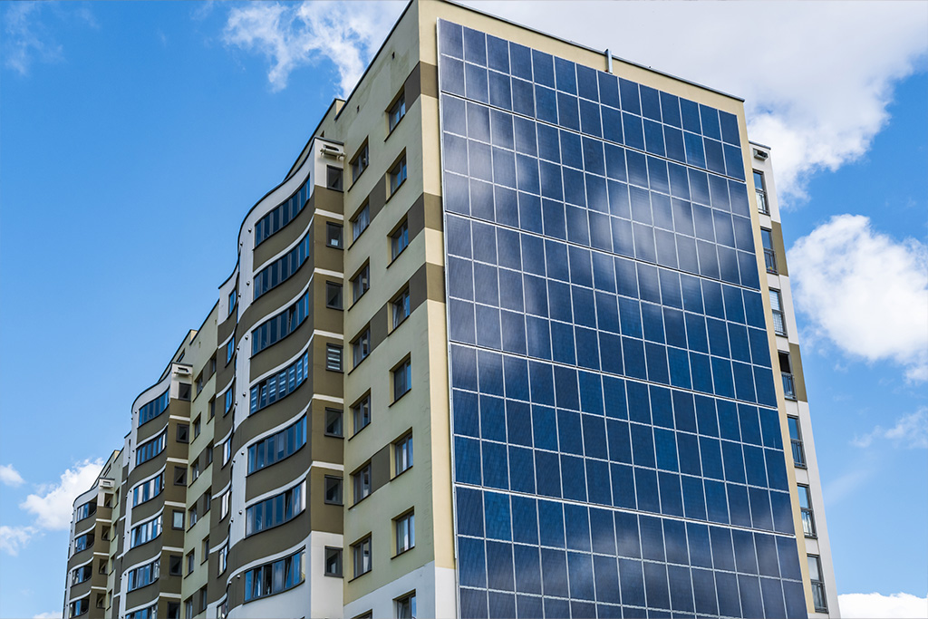 Paneles fotovoltaicos en lateral de edificio